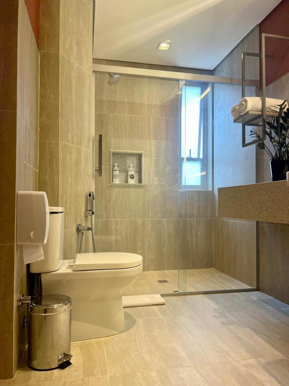 Quarto Grande com 2 Camas de Solteiro